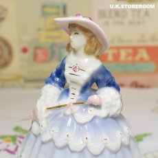 画像8: RW044 Royal Worcester  ロイヤルウースター ファッショナブルヴィクトリアンズ フィギュリン〜Lady Beatrice〜 (8)