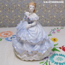 画像2: RW066 Royal Worcester  ロイヤルウースター デビュタント フィギュリン〜Lady Emma〜 (2)