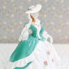 画像8: RW097 Royal Worcester  ロイヤルウースター ファッショナブルヴィクトリアンズ フィギュリン〜Lady Sarah〜 (8)