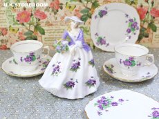 画像1: RW102 Royal Worcester  ロイヤルウースター フィギュリン〜Sweet Violet〜 (1)