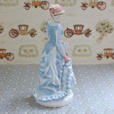 画像4: RW119 Royal Worcester ロイヤルウースター  Walking Out Dresses of The 19th Century フィギュリン 〜1878: The Bustle〜 (4)