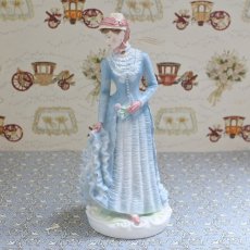 画像2: RW119 Royal Worcester ロイヤルウースター  Walking Out Dresses of The 19th Century フィギュリン 〜1878: The Bustle〜 (2)