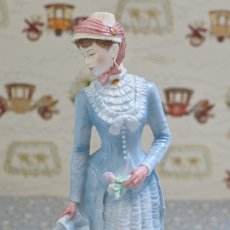 画像7: RW119 Royal Worcester ロイヤルウースター  Walking Out Dresses of The 19th Century フィギュリン 〜1878: The Bustle〜 (7)