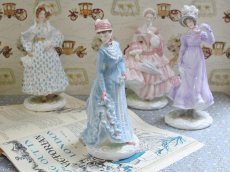 画像1: RW119 Royal Worcester ロイヤルウースター  Walking Out Dresses of The 19th Century フィギュリン 〜1878: The Bustle〜 (1)