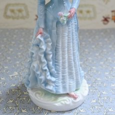 画像9: RW119 Royal Worcester ロイヤルウースター  Walking Out Dresses of The 19th Century フィギュリン 〜1878: The Bustle〜 (9)