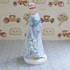 画像3: RW119 Royal Worcester ロイヤルウースター  Walking Out Dresses of The 19th Century フィギュリン 〜1878: The Bustle〜 (3)