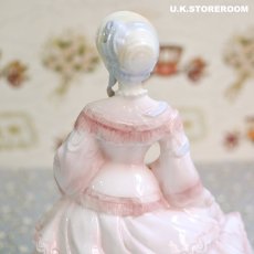 画像3: RW127 Royal Worcester ロイヤルウースター  Walking Out Dresses of The 19th Century フィギュリン 〜1855 : The Crinoline〜 (3)