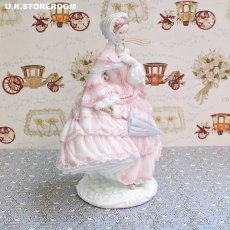 画像4: RW127 Royal Worcester ロイヤルウースター  Walking Out Dresses of The 19th Century フィギュリン 〜1855 : The Crinoline〜 (4)