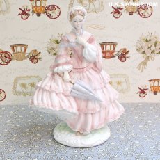 画像2: RW127 Royal Worcester ロイヤルウースター  Walking Out Dresses of The 19th Century フィギュリン 〜1855 : The Crinoline〜 (2)