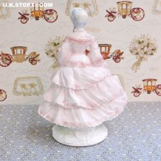 画像5: RW127 Royal Worcester ロイヤルウースター  Walking Out Dresses of The 19th Century フィギュリン 〜1855 : The Crinoline〜 (5)