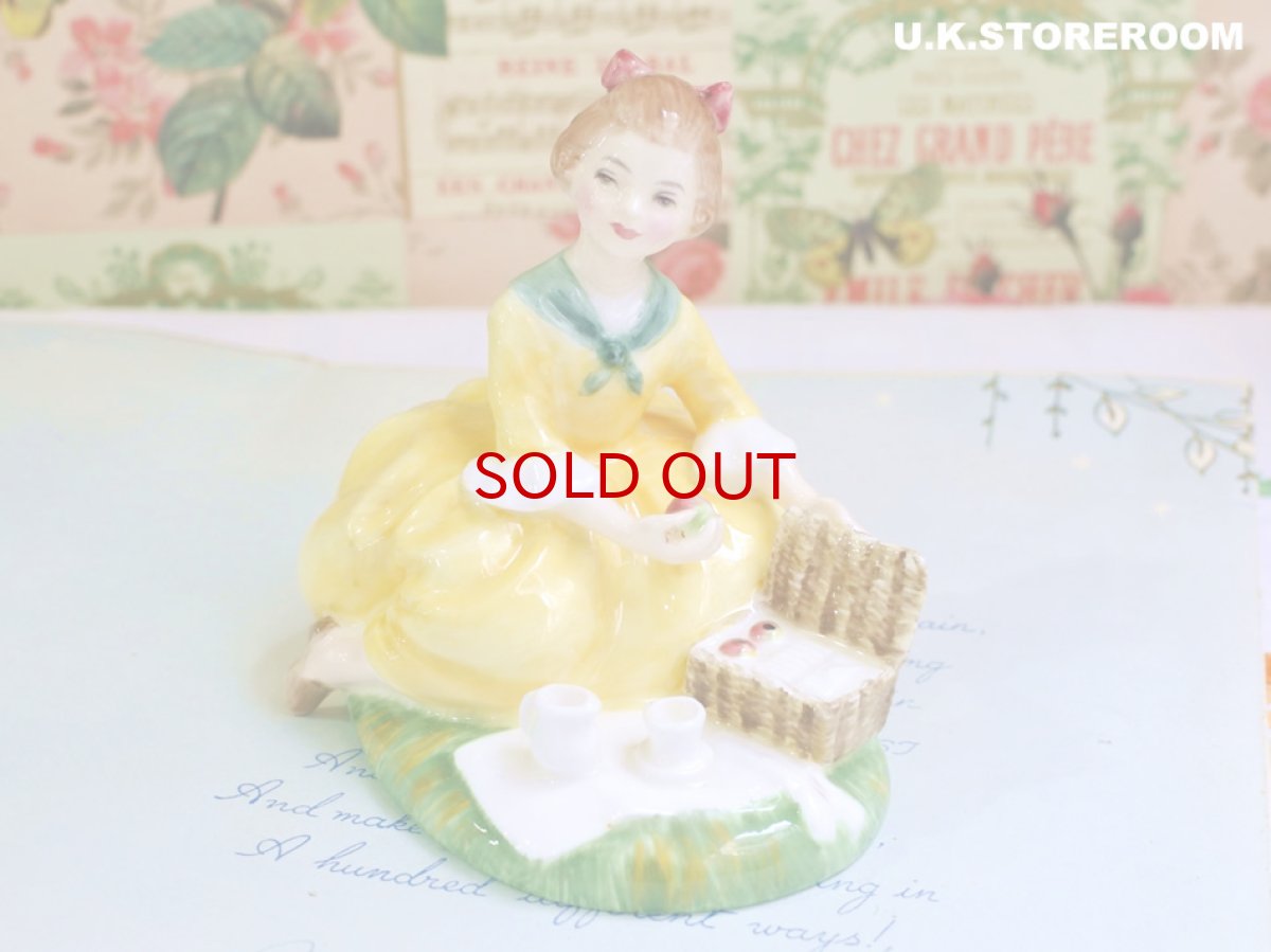 画像5: OB502 Royal Doulton   ロイヤルドルトン フィギュリン 〜Picnic〜 (5)