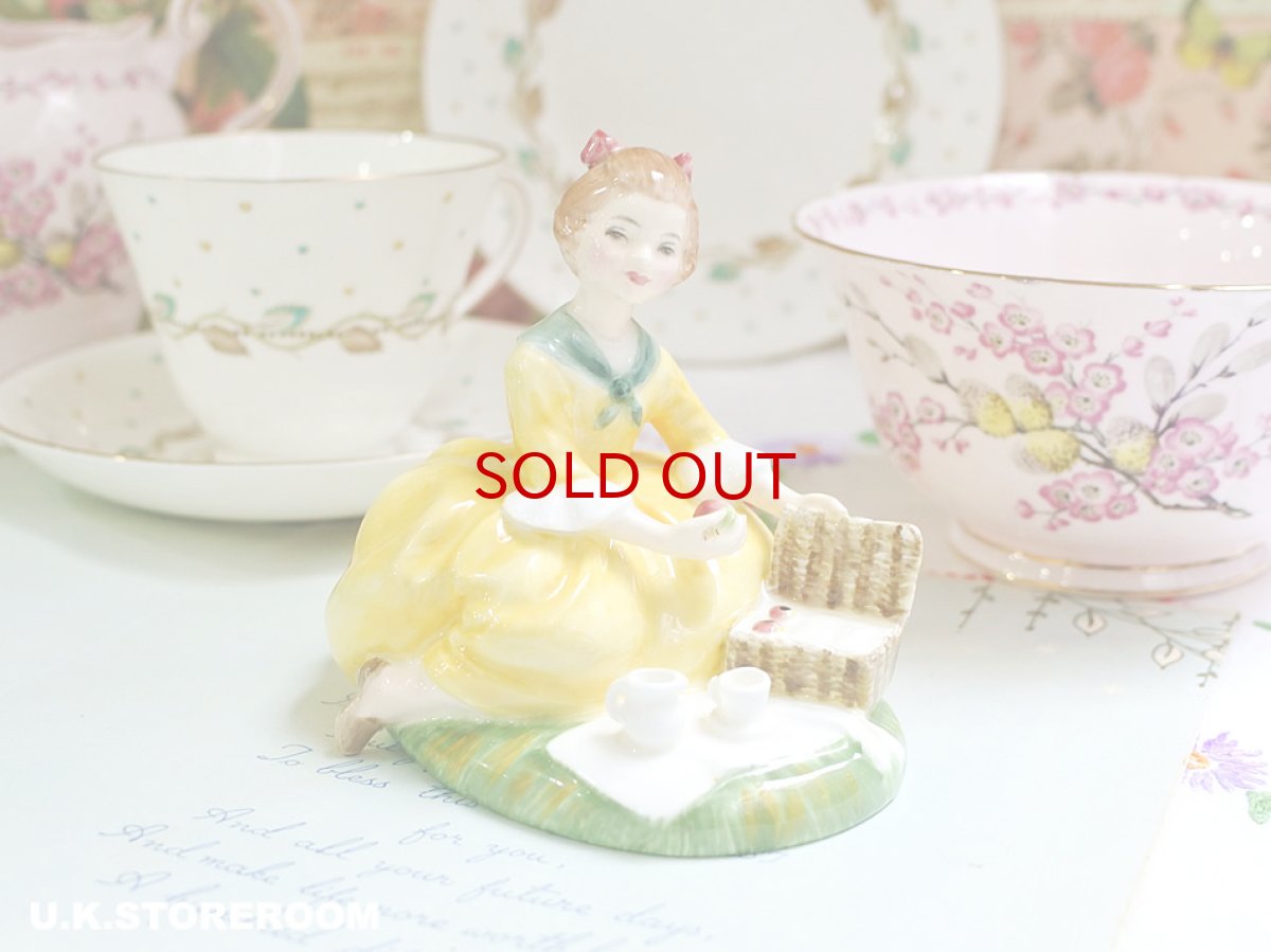 画像1: OB502 Royal Doulton   ロイヤルドルトン フィギュリン 〜Picnic〜 (1)