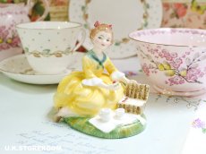 画像1: OB502 Royal Doulton   ロイヤルドルトン フィギュリン 〜Picnic〜 (1)